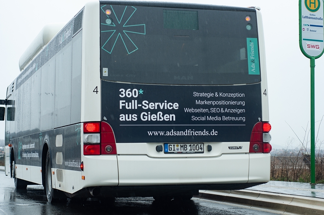 Rückansicht der Busgestaltung an einer Bushaltestelle am alten Flughafen