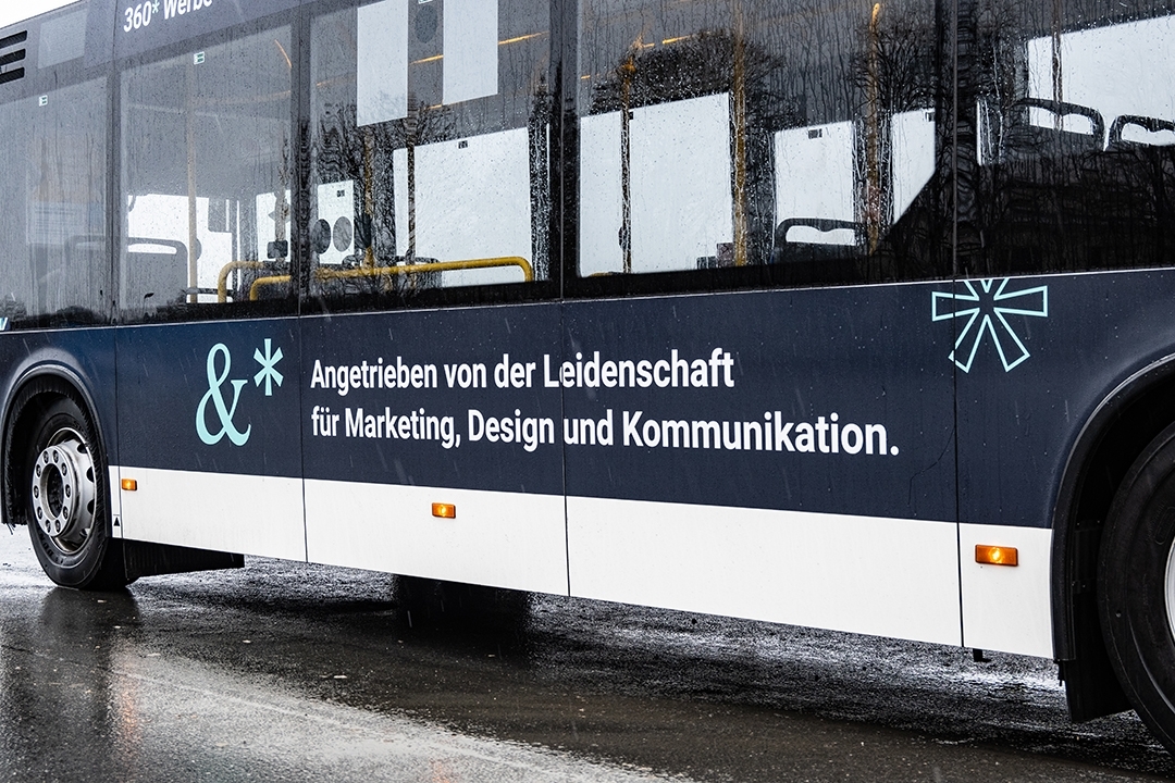 Detailansicht der Busbeschriftung: Angetrieben von der Leidenschaft für Marketing, Design und Kommunikation