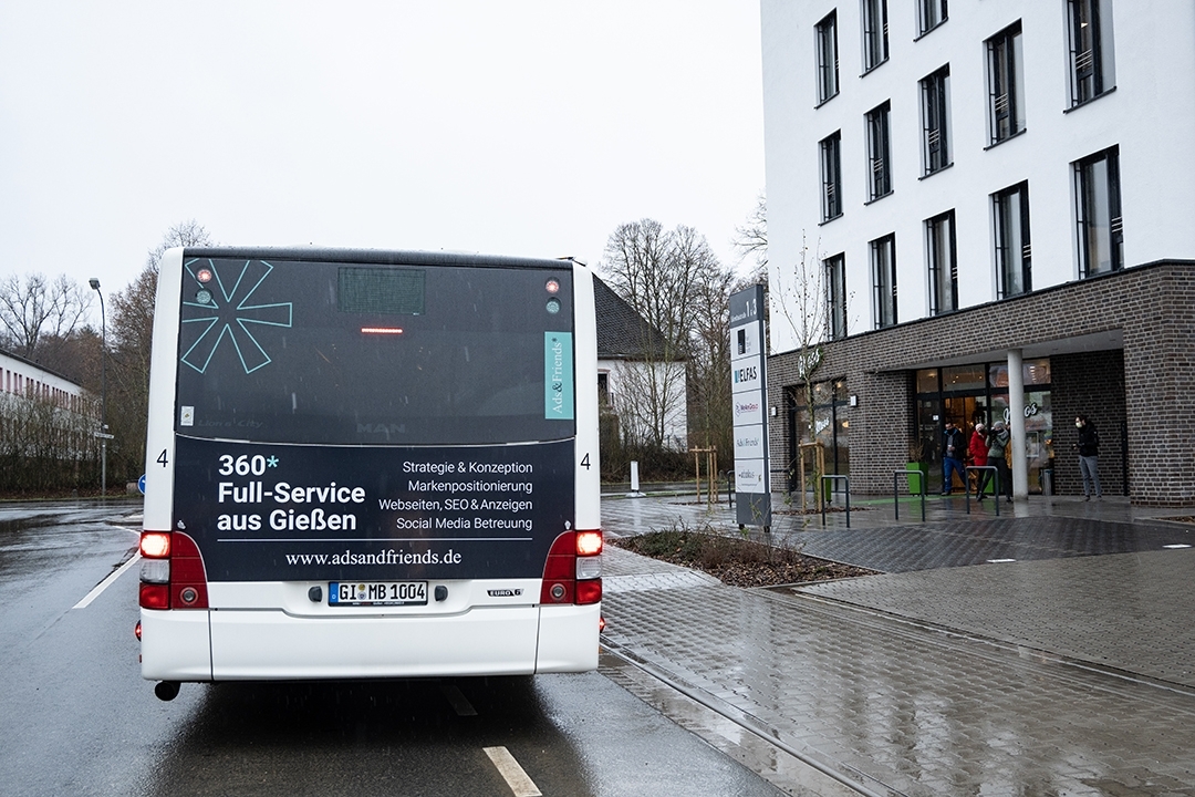 Rückansicht der Ads&Friends Busansicht vor dem Firmengebäude