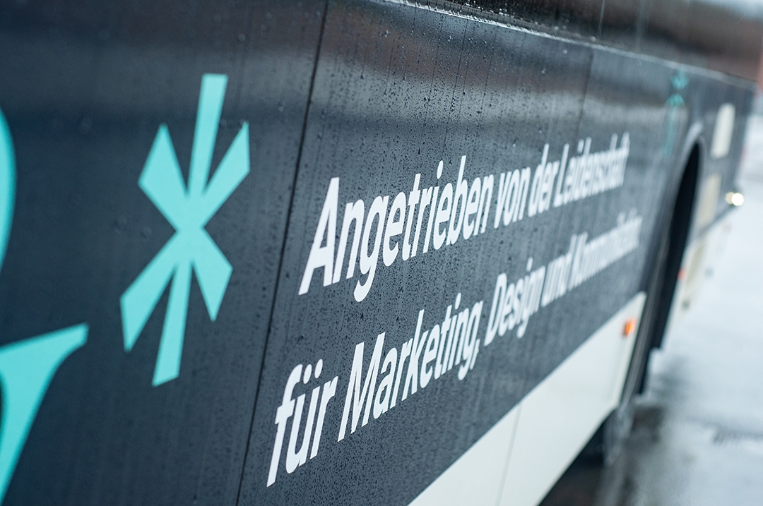 Nahaufnahme der Regentropfen auf der Busbeklebung