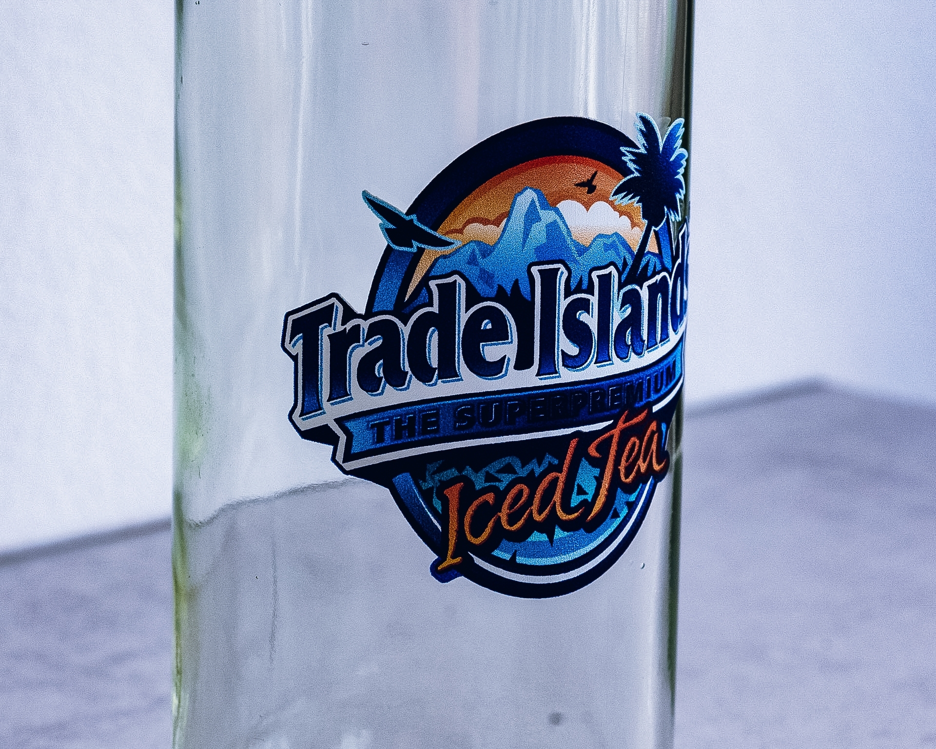 Eine Glasflasche, welche mit dem Logo von Trade Islands Iced Tea bedruckt ist