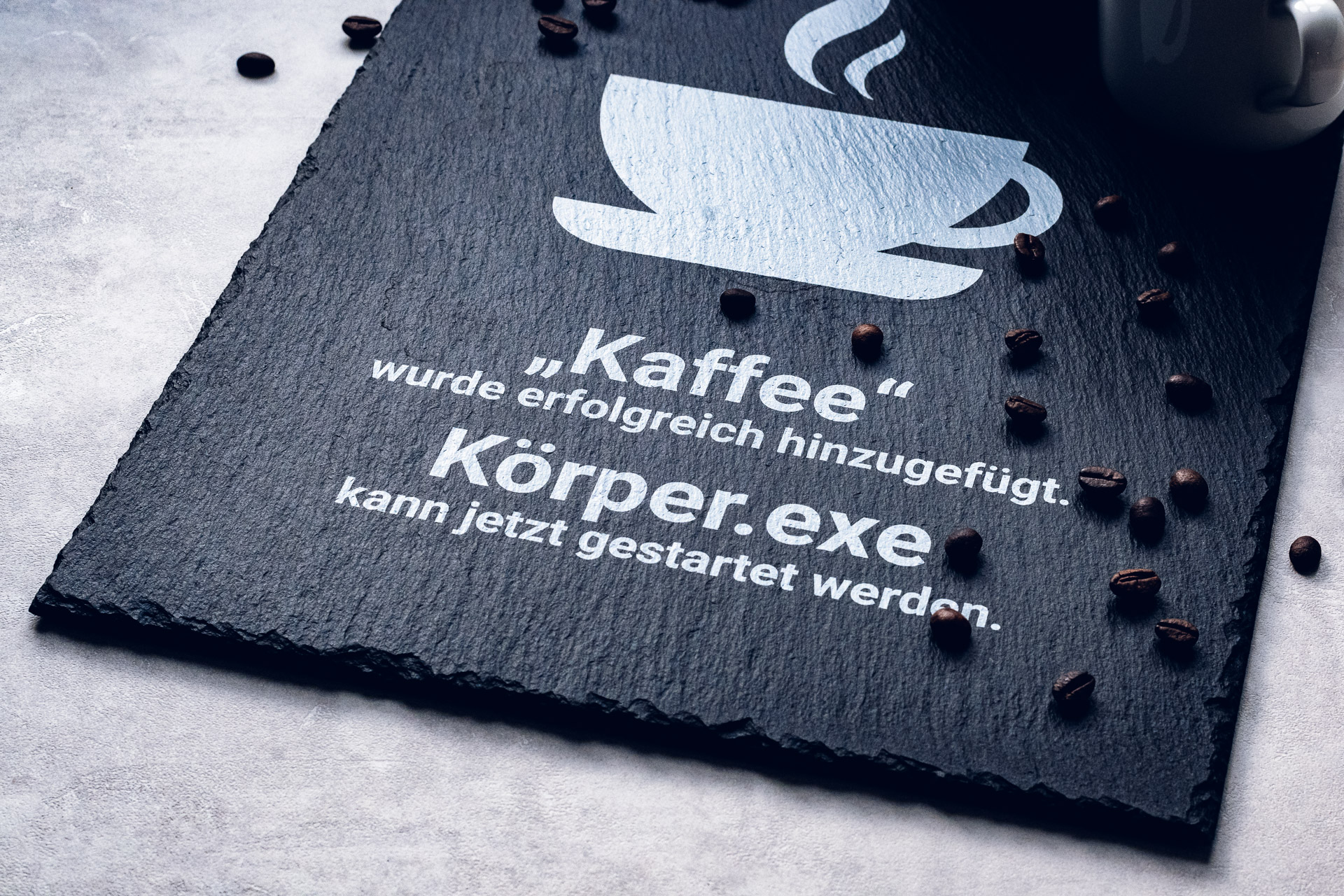 Eine bedruckte Schieferplatte für die Gastronomie. Der Spruch auf der Schieferplatte lautet: "Kaffee" wurde erfolgreich hinzugefügt. Körper.exe kann jetzt gestartet werden.