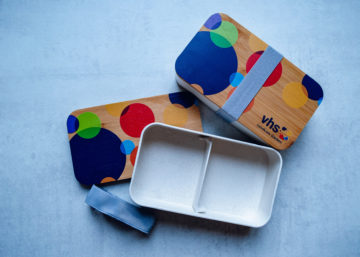 web_DSC_0112_bearbeitet Eine Lunchbox mit dem Layout der vhs bedruckt